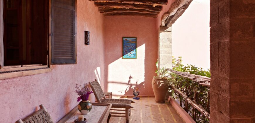 Riad en médina avec jardin intérieur très bien situé, vendu meublé.