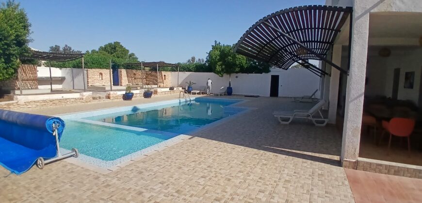 Villa en campagne en situation dominante