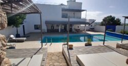 Villa en campagne en situation dominante