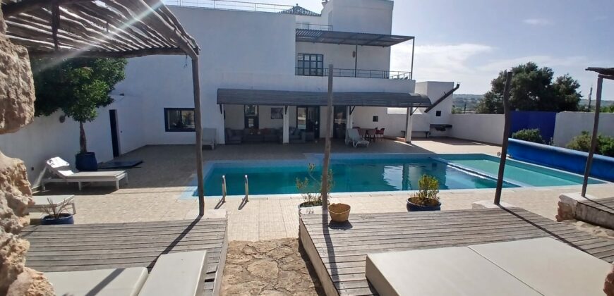 Villa en campagne en situation dominante