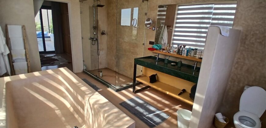 Villa en campagne en situation dominante