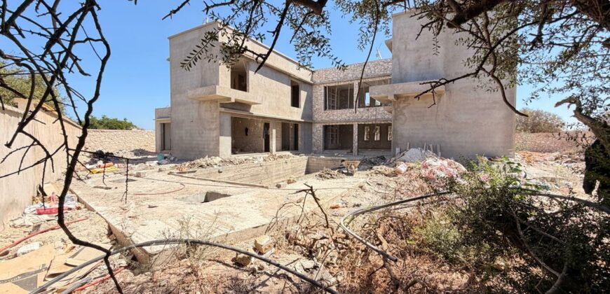 Grande villa neuve en secteur urbain