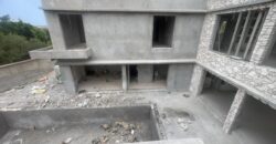 Grande villa neuve en secteur urbain