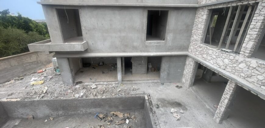Grande villa neuve en secteur urbain