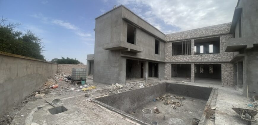 Grande villa neuve en secteur urbain