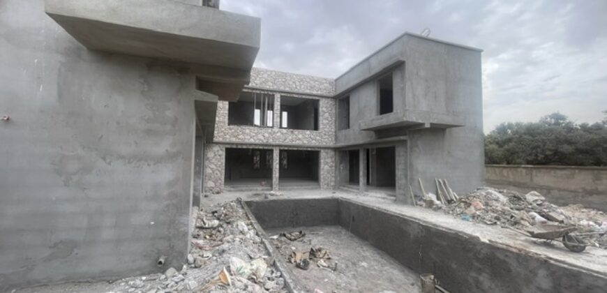 Grande villa neuve en secteur urbain